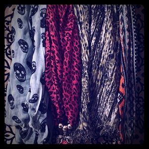 ❣4 piece scarf lot